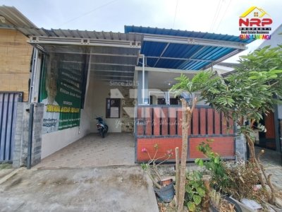 Rumah Dikontrakkan di Banyuwangi Kota – Siap Huni, Lokasi Strategis! Disewakan rumah siap huni di perumahan dengan akses langsung ke Jl. MH Thamrin – Banyuwangi. Cocok untuk tempat tinggal keluarga. Lingkungan nyaman, aman, dan tenang. ✅ Luas Tanah: 72 m² (SHM) ✅ Luas Bangunan: 36 m² ✅ Harga Sewa: Rp 14,5 Juta/Tahun (NEGO) Fasilitas Lengkap: – Ruang Tamu – 2 Kamar Tidur – 1 Kamar Mandi – Dapur – Listrik Aktif – Air PDAM – Carport 📍 Lokasi Strategis: – Dekat Kawasan Bisnis & Pertokoan Giri – Dekat RSUD Blambangan & RS Yasmin – Dekat STIKES Banyuwangi – 6 menit ke SMAN 1 Giri, SMKN 1, SMPN 1 Giri – 7 menit ke pusat kota Banyuwangi – 20 menit ke Pelabuhan Ketapang – 30 menit ke Bandara Banyuwangi 📞 Info & Survey: PT. Nusantara Rahmat Propertindo Jl. Al-Hillal II No. 3A, Sobo – Banyuwangi (Belakang Kantor KPU Banyuwangi)