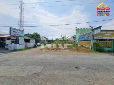 Dijual tanah hook strategis di Karangrejo – Banyuwangi, tepat depan Warung Makan Manisku. Lokasi ramai, cocok untuk usaha atau hunian. Harga 299 juta nego, SHM.