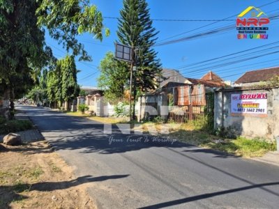 Dijual Tanah Strategis Dekat SMKN 1 Glagah Banyuwangi Kesempatan memiliki tanah prospek di Bakungan, Glagah Banyuwangi dengan lokasi yang sangat strategis dan memiliki potensi investasi tinggi. Berada di kawasan yang berkembang pesat, dekat pusat pendidikan, transportasi, serta berbagai fasilitas penunjang kehidupan sehari-hari. Dengan luas tanah 207 m² dan status SHM (Sertifikat Hak Milik), lahan ini sangat cocok untuk dibangun rumah tinggal, rumah kos, homestay, maupun ruang usaha yang mendukung kebutuhan kawasan pendidikan dan perkotaan. Spesifikasi Properti Luas Tanah: 207 m² Legalitas: SHM Lokasi: Bakungan, Glagah, Banyuwangi Keunggulan Lokasi ✅ Dekat SMKN 1 Glagah Banyuwangi ✅ Dekat Stasiun Banyuwangi Kota ✅ Hanya 5 menit ke Aston Banyuwangi Hotel & Conference Center ✅ Sekitar 8 menit ke pusat perbelanjaan Banyuwangi ✅ Dekat Roxy Mall, Ramayana Mall, dan Vionata Swalayan ✅ Akses mudah menuju pusat kota Banyuwangi ✅ Lingkungan berkembang dan memiliki nilai investasi yang terus meningkat Cocok Untuk Rumah tinggal keluarga Rumah kos mahasiswa atau pekerja Homestay dan penginapan Ruko atau ruang usaha Investasi jangka panjang Lokasi yang dekat dengan kawasan pendidikan dan transportasi menjadikan properti ini memiliki prospek yang sangat baik untuk investasi maupun pengembangan usaha. Jangan lewatkan kesempatan memiliki tanah strategis di salah satu area berkembang di Banyuwangi.