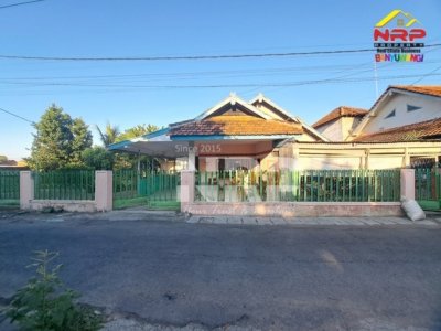 disewakan dikontrakkan rumah klasik 5 kamar tidur dan parkiran luas elok pahlawan