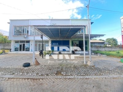 Ruko 2 Lantai SHM & IMB Dijual di Klatak Banyuwangi, Dekat Hotel Ilira dan Jalan Yos Sudarso Dengan legalitas SHM dan IMB, properti ini sangat cocok digunakan sebagai tempat usaha, kantor, toko, klinik, minimarket, maupun investasi jangka panjang. Lokasinya berada di kawasan komersial yang terus berkembang sehingga memiliki peluang kenaikan nilai aset yang menjanjikan. Spesifikasi Properti Luas Tanah: 85 m² Luas Bangunan: 95 m² Legalitas: SHM & IMB Harga: Rp850 Juta Nego Fasilitas Ruang usaha 2 lantai 2 Kamar Tidur 1 Kamar Mandi Listrik 3.500 Watt Air PDAM Keunggulan Lokasi Berada di dalam kompleks perumahan One Gate System Akses mudah ke Jalan Utama Provinsi (Jl. Yos Sudarso) Sebelah utara Hotel Ilira Banyuwangi Berseberangan dengan Luminor Hotel Banyuwangi Sekitar 10 menit menuju pusat Kota Banyuwangi Sekitar 15 menit menuju Pelabuhan Penyeberangan Ketapang Sekitar 35 menit menuju Bandara Internasional Banyuwangi Ruko ini merupakan pilihan tepat bagi Anda yang ingin mengembangkan bisnis di lokasi yang mudah dijangkau sekaligus memiliki nilai investasi tinggi. Posisi strategis di jalur utama menjadikan properti ini memiliki potensi trafik pelanggan yang baik dan prospek kenaikan harga di masa depan. Segera hubungi Papa Andy – NRP Property Banyuwangi untuk mendapatkan informasi lengkap, jadwal survei lokasi, dan penawaran terbaik sebelum ruko ini terjual.