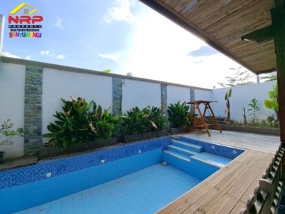 Interior vila Banyuwangi dengan ruang tamu bergaya Bali