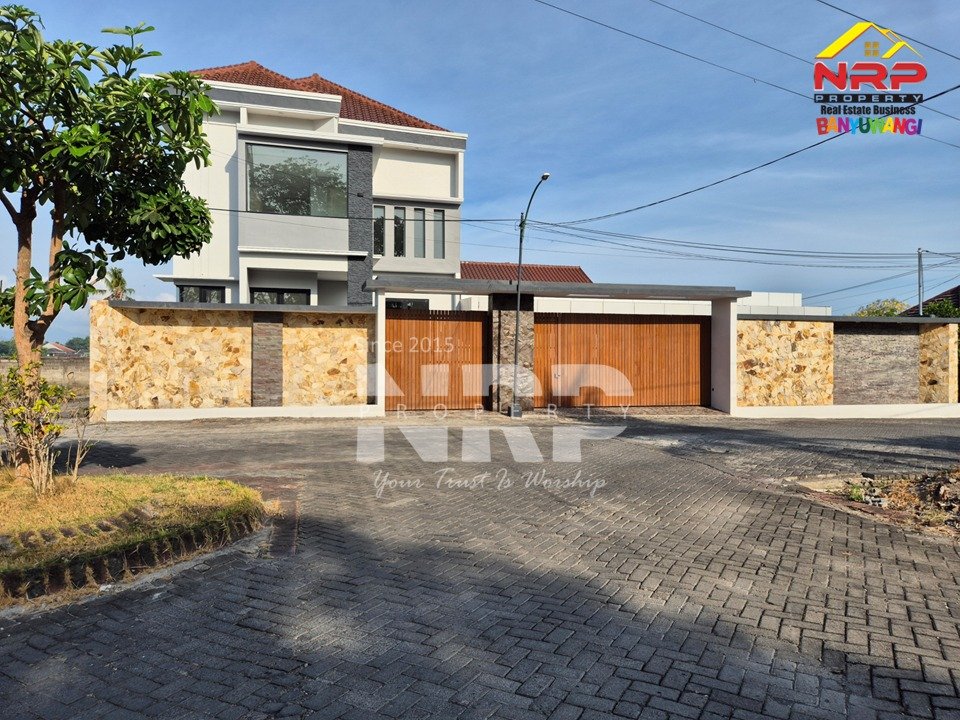Rumah mewah baru dua lantai di Kebalenan Banyuwangi dengan luas tanah 324 m² dan luas bangunan 250 m².
