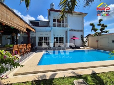 Vila 2 lantai dengan private pool dijual di Mangir Rogojampi Banyuwangi.